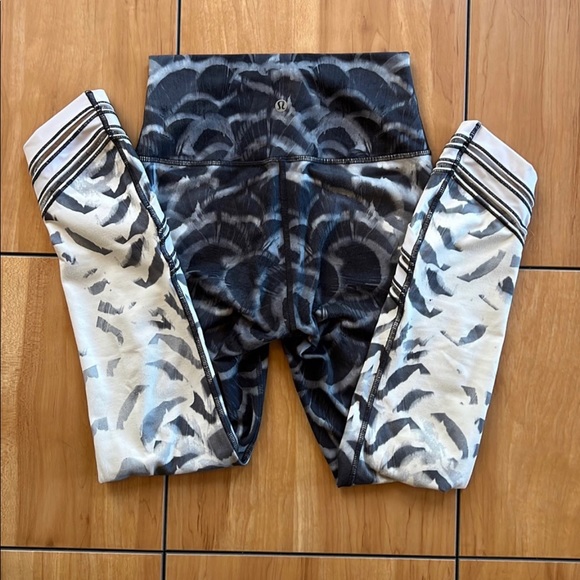 Rare Lululemon tights. Size 2 - Picture 2 of 5